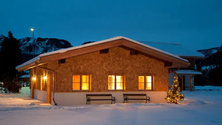 Außenansicht Sauna im Schnee