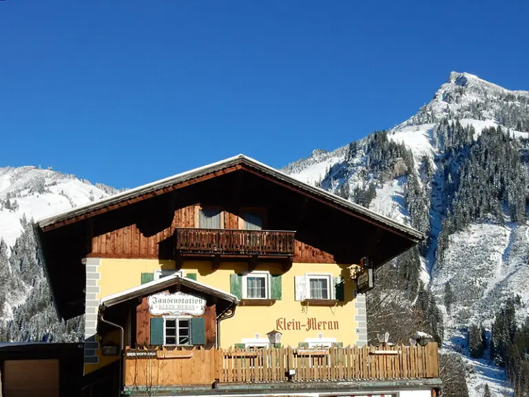 Außenansicht Jausenstube Kleinmeran im Winter