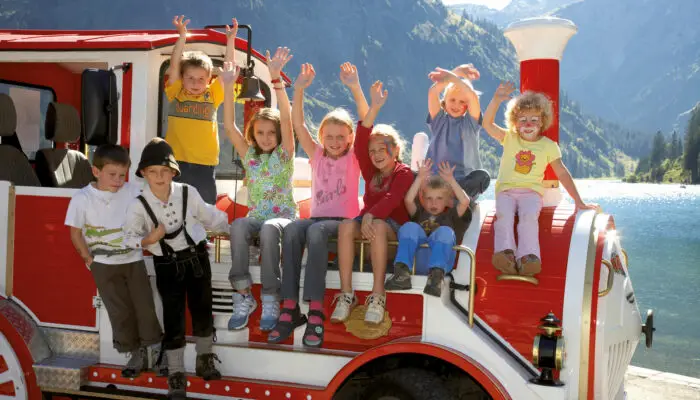 Kinder auf Eisenbahn im Sommer