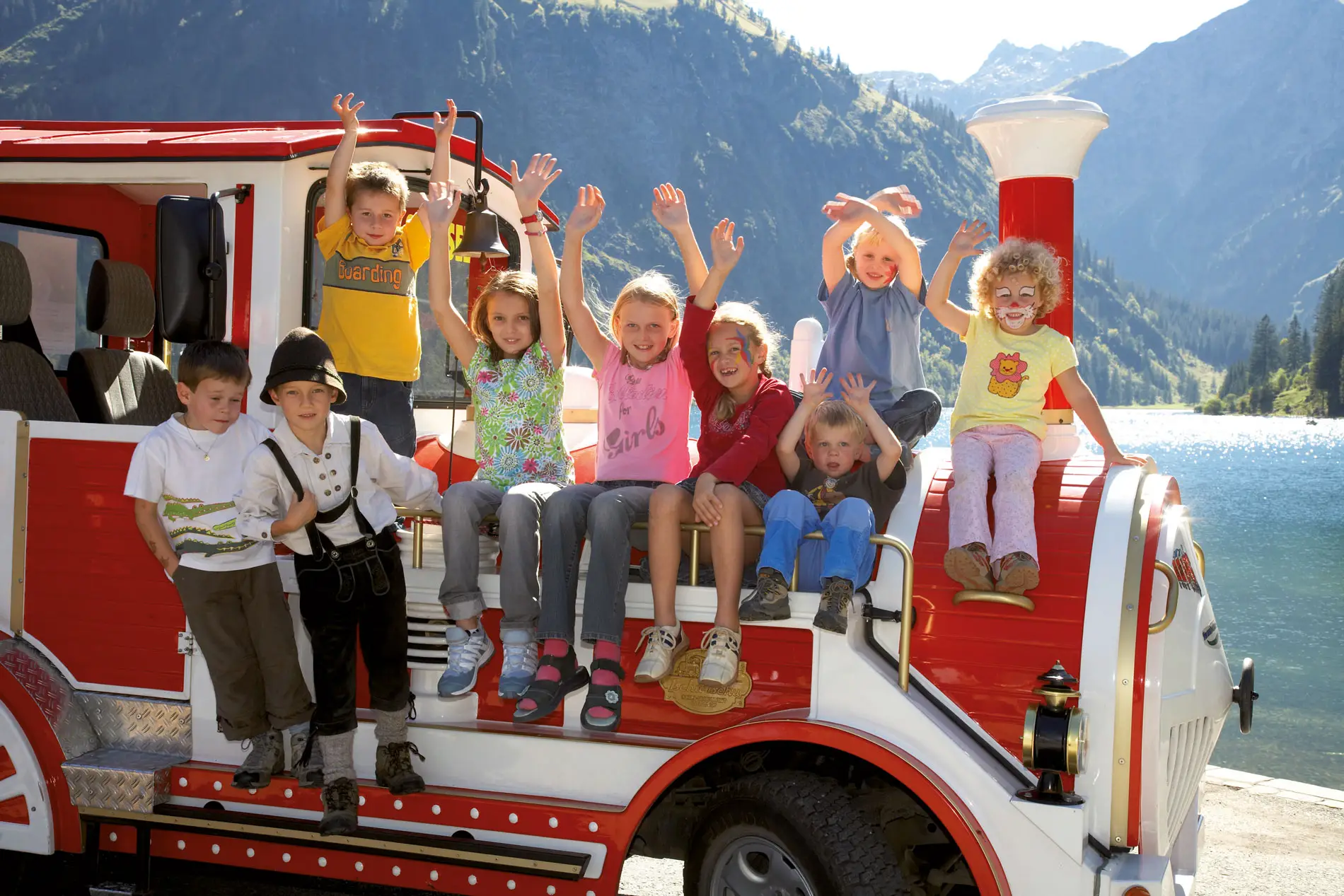 Kinder auf Eisenbahn im Sommer