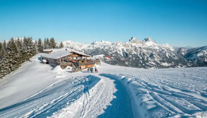 Skihütte im Schnee