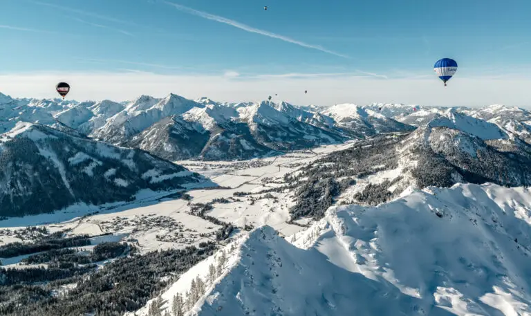 Luftballons über dem Tannheimer Tal im Schnee