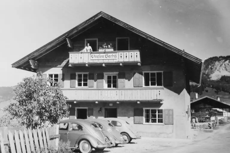 schwarz-weiss-bild von dem Hotel früher