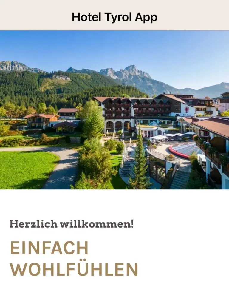 Teaser zur Tyrol App. Bild Überschrift "Hotel Tyrol App", Bild Unterschrift "Herzlich willkommen! Einfach Wohlfühlen" Außenaufnahme von dem Hotel vor Bergiger Landschaft.