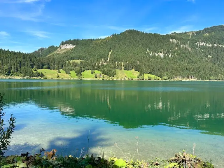 Haldensee mit Berglandschaft im Hintergrund