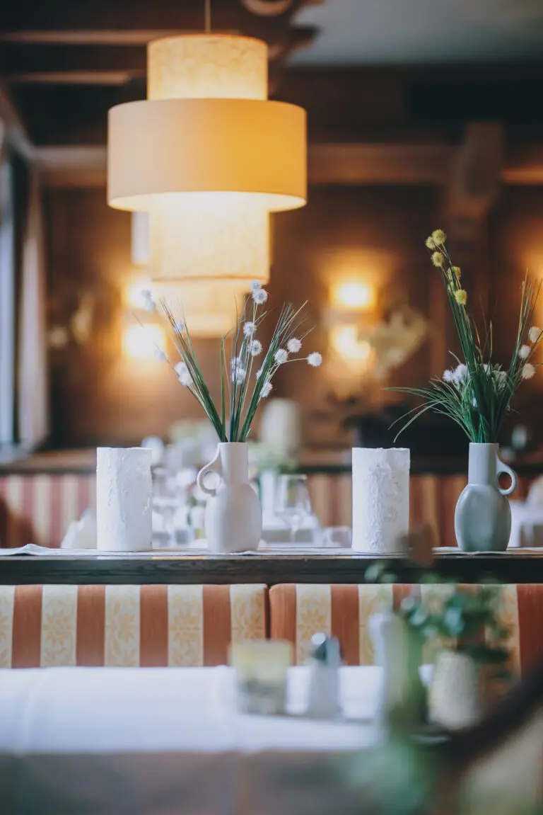 Helle Blumen in einer Vase als Deko im Restaurant